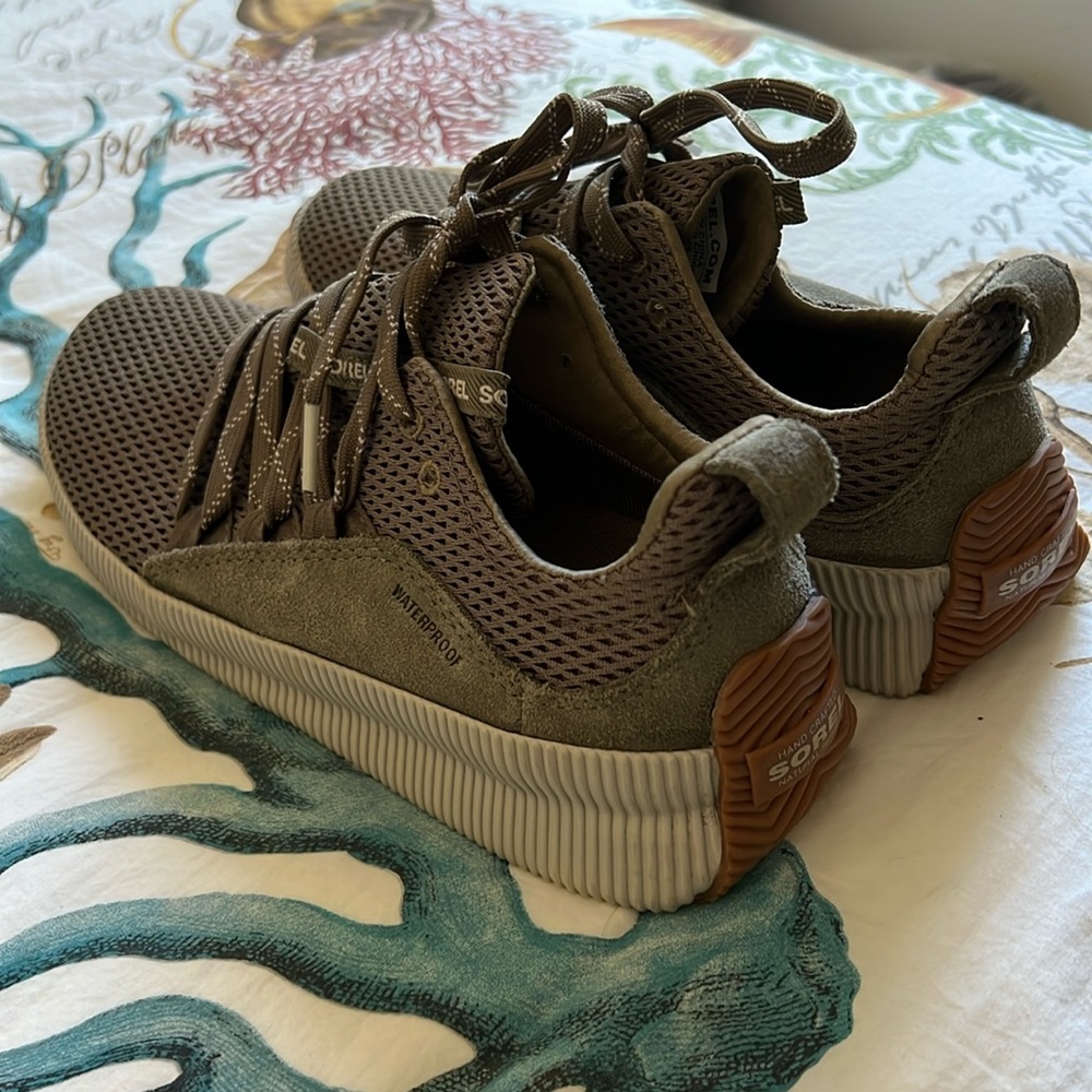Women’s green sorel waterproof tennis shoes. Size 7